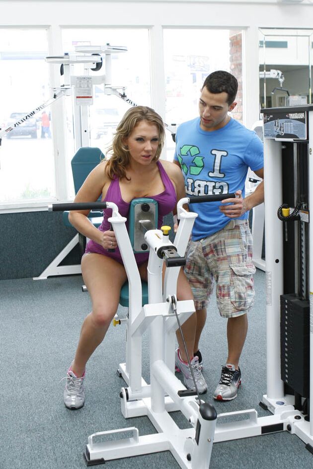 21P Die kuschelige Blondine Nikki Sexx gibt einem Fitnesstrainer einen Deepthroat