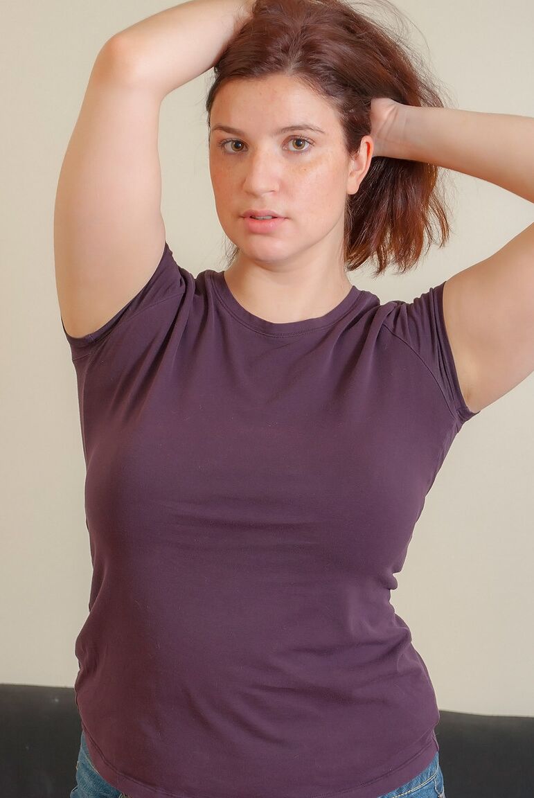 16P ぽっちゃり熱いハニーがセーターとブラジャーを脱いで黒いレースのパンティーでくつろぐ
