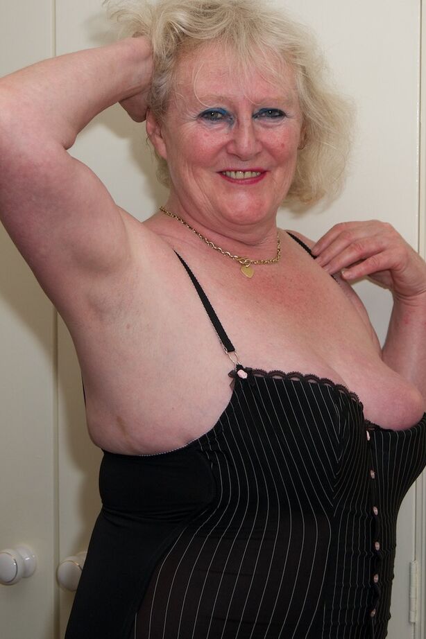 20P La abuela rubia Claire Knight se folla con los dedos su coño calvo en medias en una cama