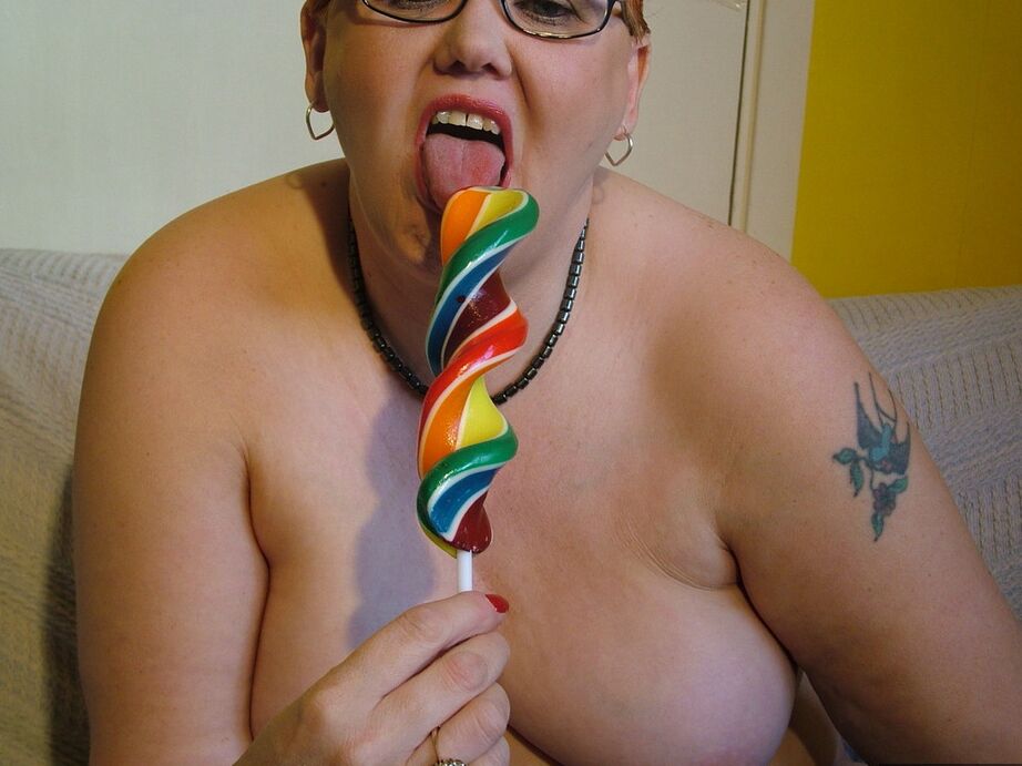 20P Madura pelirroja BBW Valgasmic Exposed juega con su coño y juguetes sexuales
