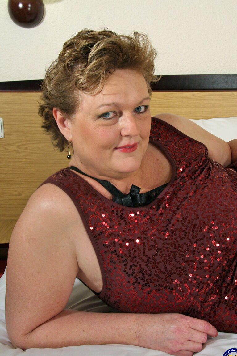 21P Die mollige Oma Bianca K reibt ihr Liebesloch, nachdem sie sich in ihrem Zimmer ausgezogen hat