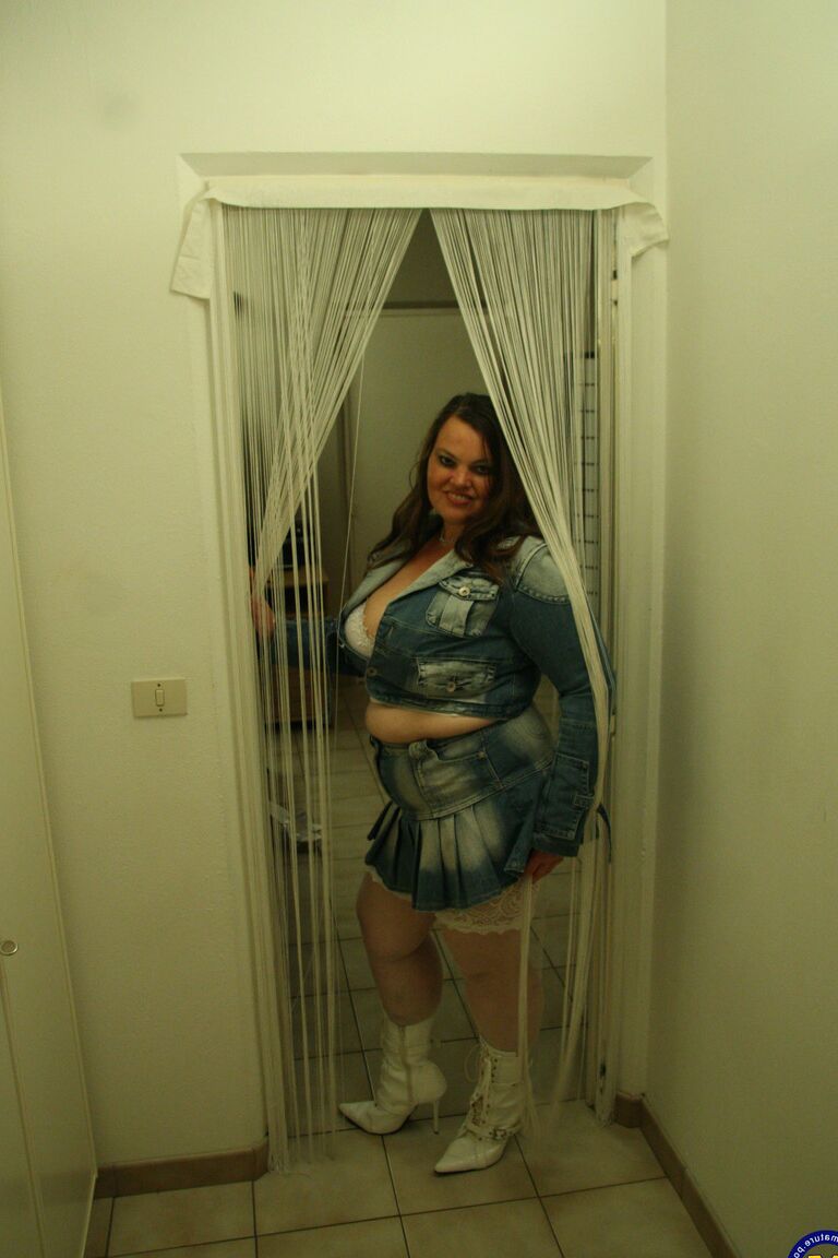 21P La salope européenne mature BBW Shakira baise ses seins monstrueux