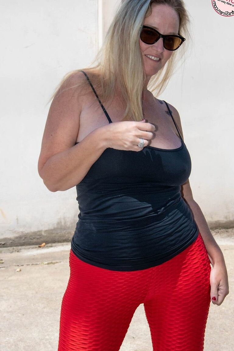 21P A esposa madura e curvilínea Dee Siren revela seu grande e gordo espólio em calcinha vermelha