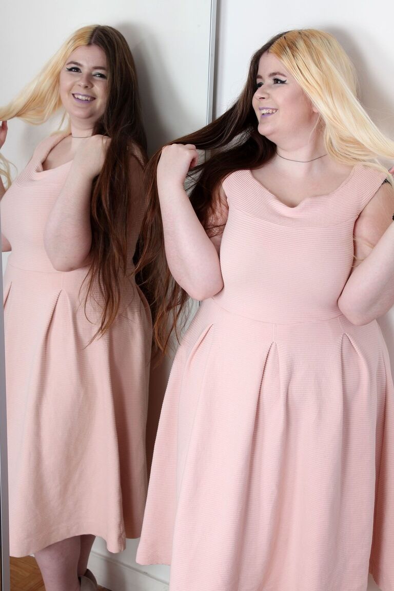21P A gorda amadora Charline tira o vestido e exibe seus peitos grandes