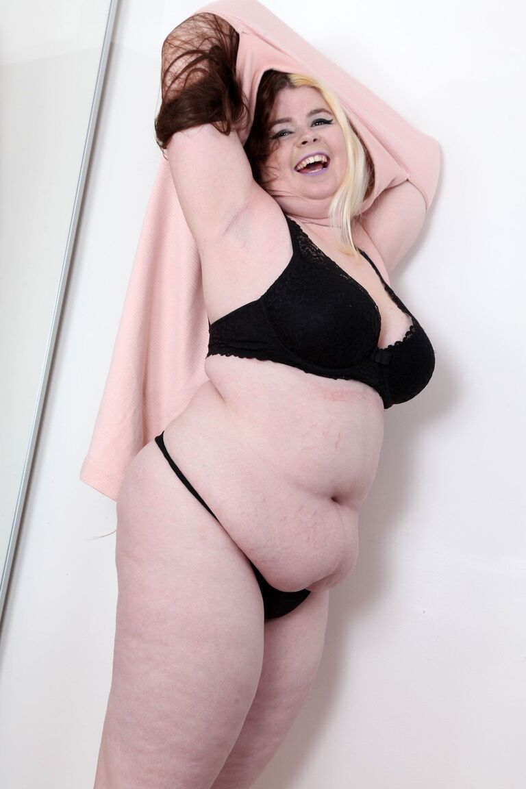 21P A gorda amadora Charline tira o vestido e exibe seus peitos grandes