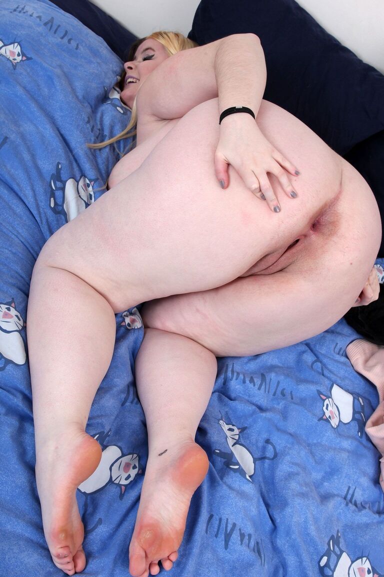 21P A gorda amadora Charline tira o vestido e exibe seus peitos grandes