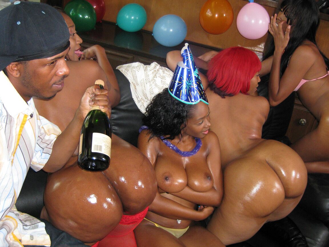 13P Chicas de ébano tetonas chupan y follan una gran polla negra durante una fiesta de cumpleaños