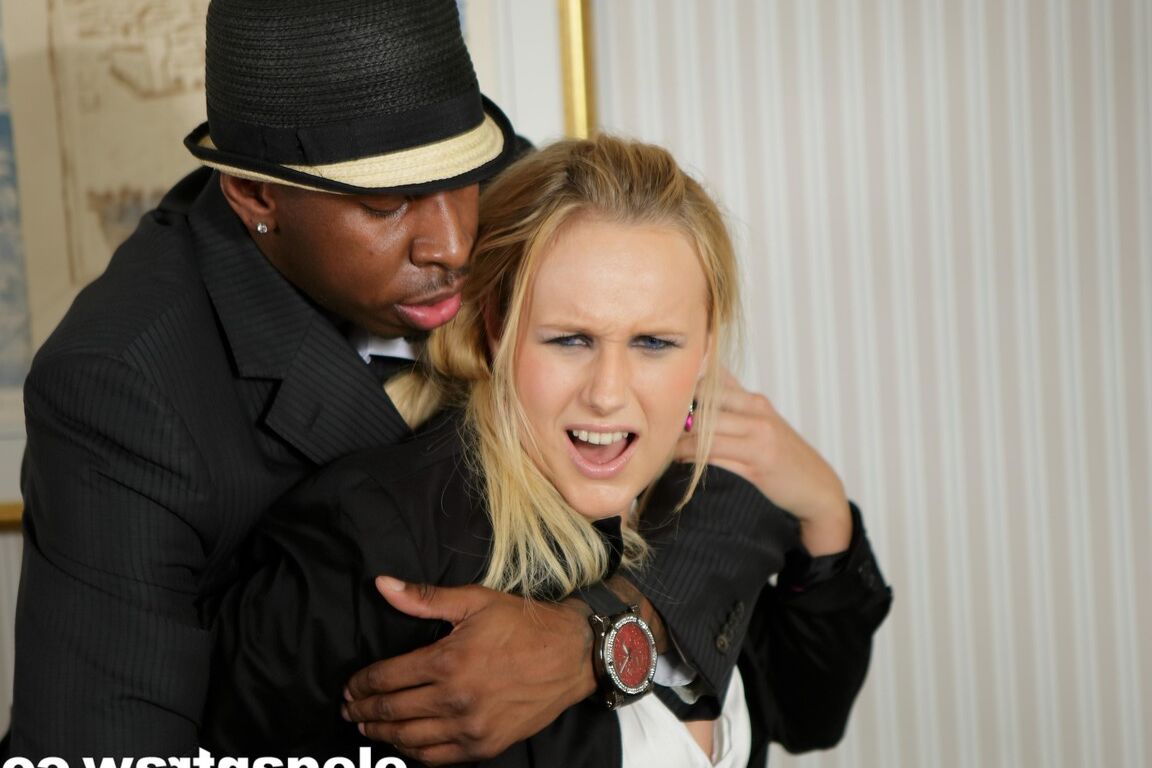 15P Rubia de grandes tetas tiene pies cubiertos de nailon inyectados después de sexo interracial forzado