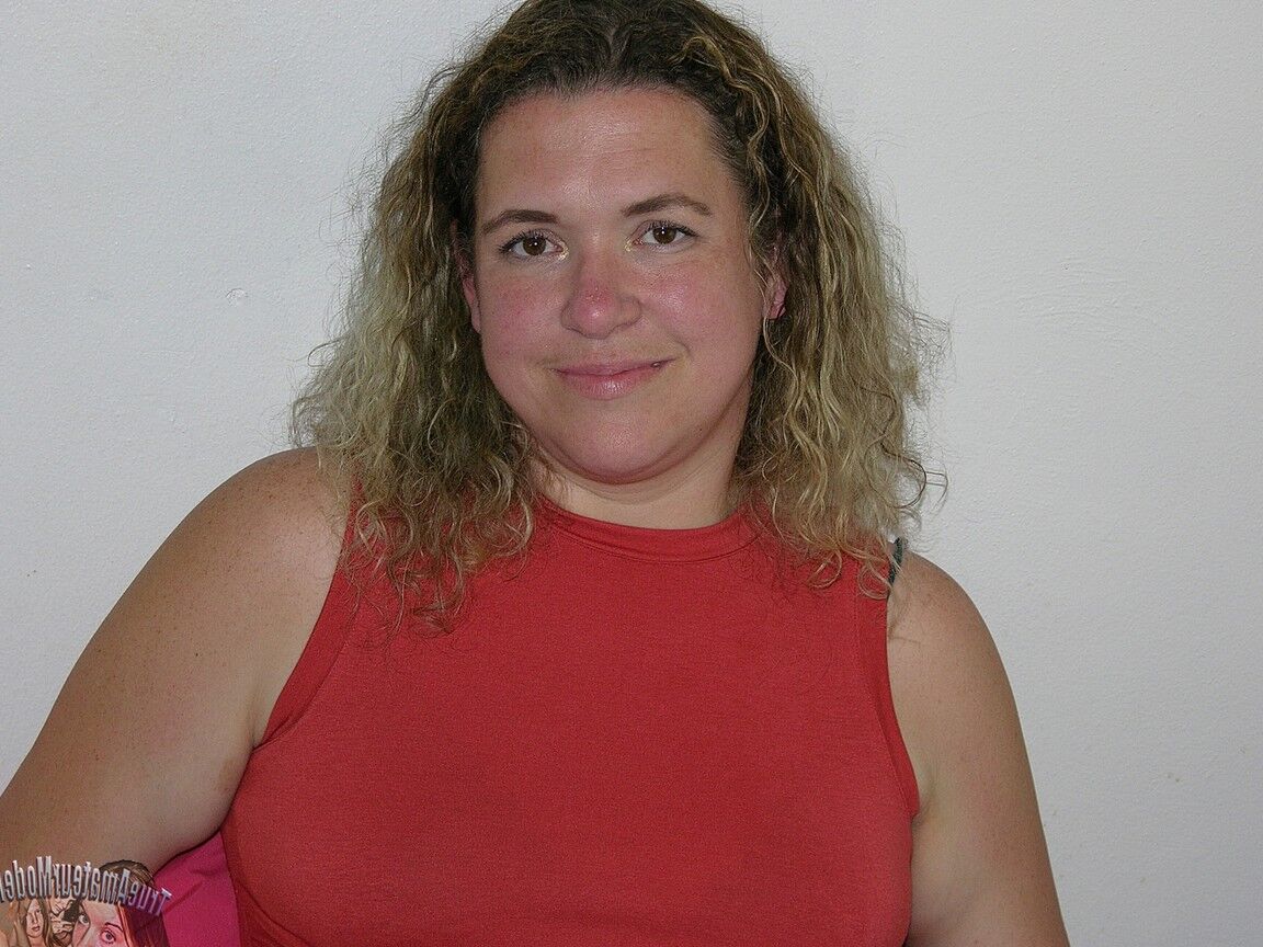 16P Convenience Store Manager Spreading Apart Her Chubby Ass And Modeling Nude