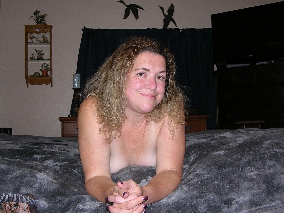 16P Convenience Store Manager Spreading Apart Her Chubby Ass And Modeling Nude