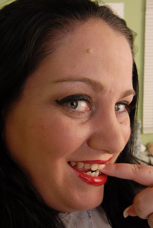 16P Fatty Glory-Foxxx revela sus gigantescas tetas totalmente naturales en la cámara