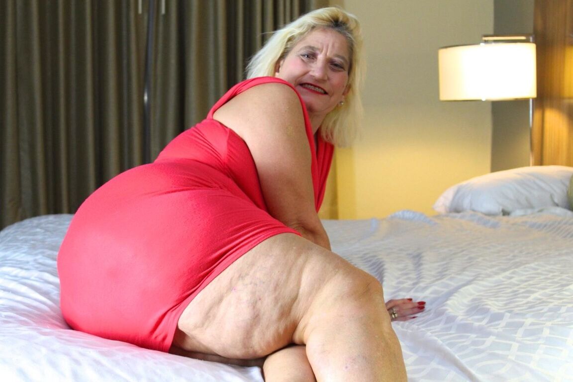 12P Vovó loira obesa Amber Conners puxa o vestido para cima e por cima da bunda gorda