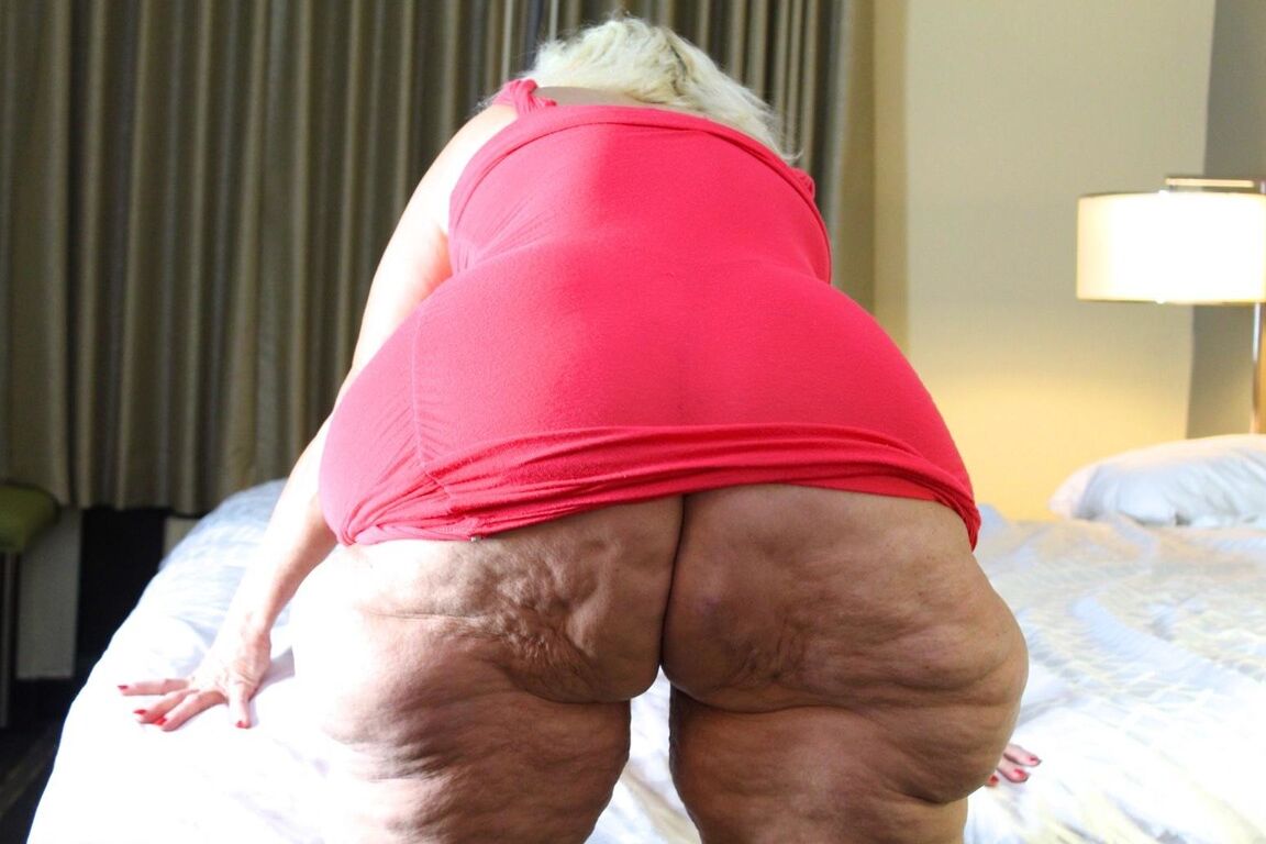 12P Vovó loira obesa Amber Conners puxa o vestido para cima e por cima da bunda gorda