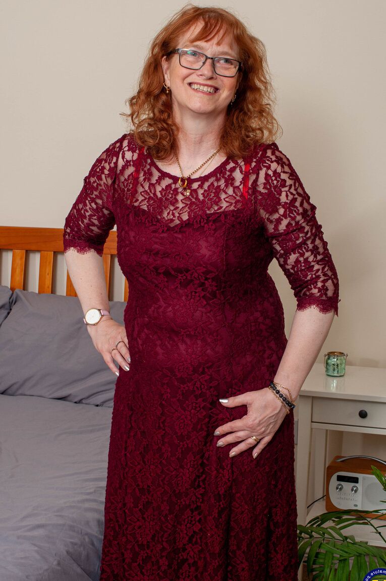 21P Mature BBW Ffion zeigt ihre schlaffen Titten
