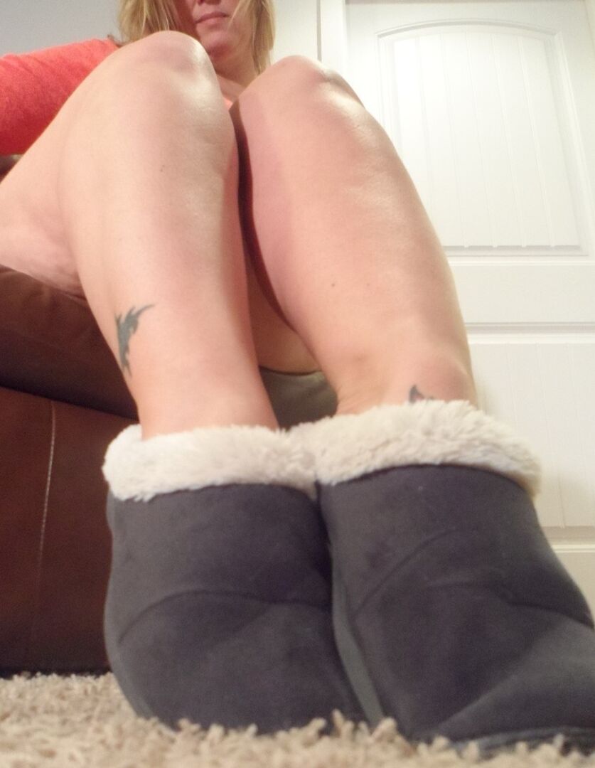 20P La tetona amateur mayor Kris Ann juega con su coño rosado mientras usa pantuflas