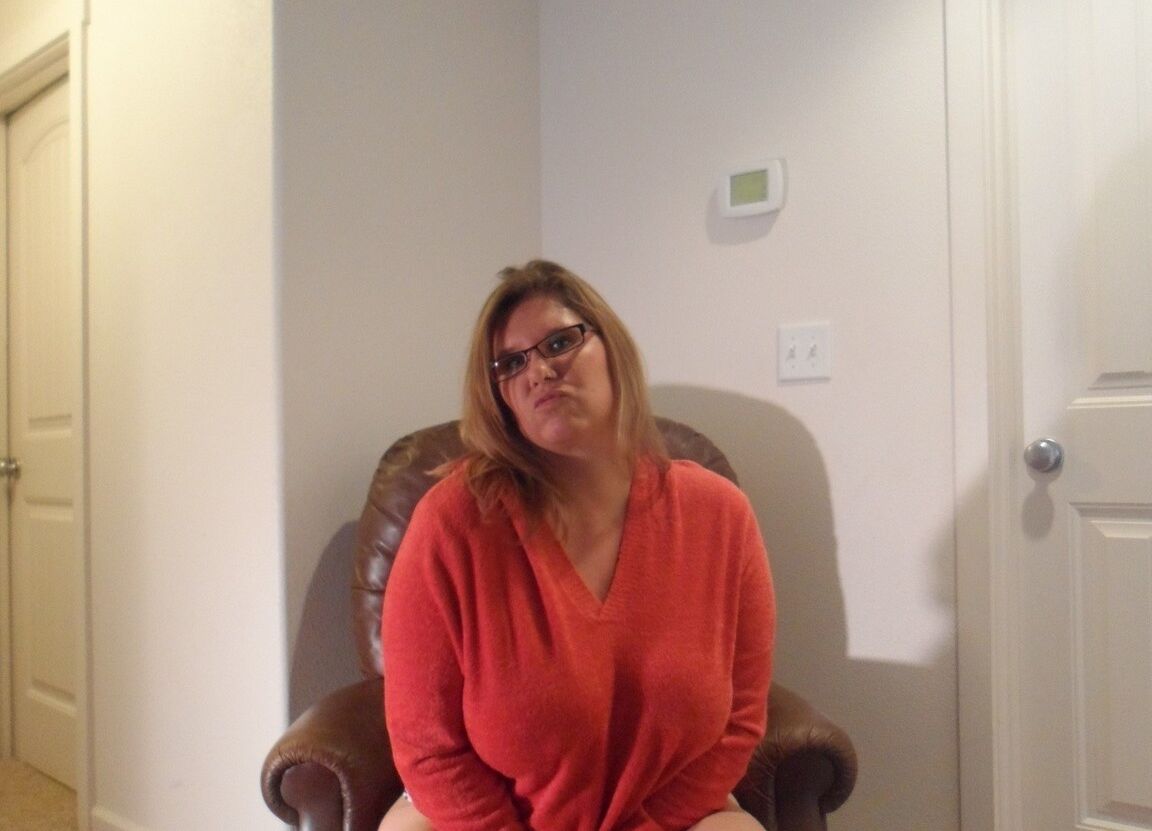 20P La tetona amateur mayor Kris Ann juega con su coño rosado mientras usa pantuflas