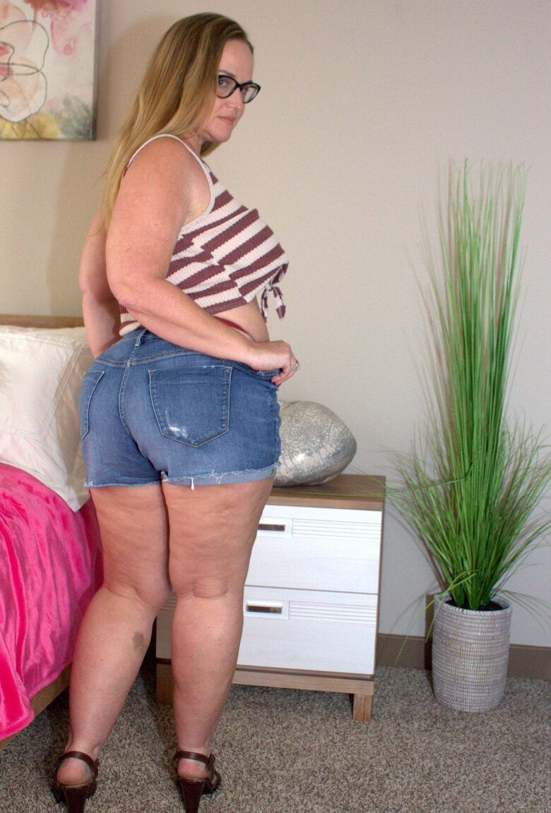 21P 熟女脂肪ディー サイレンがチンポに乗る前にオーガズムの女王様を楽しむ