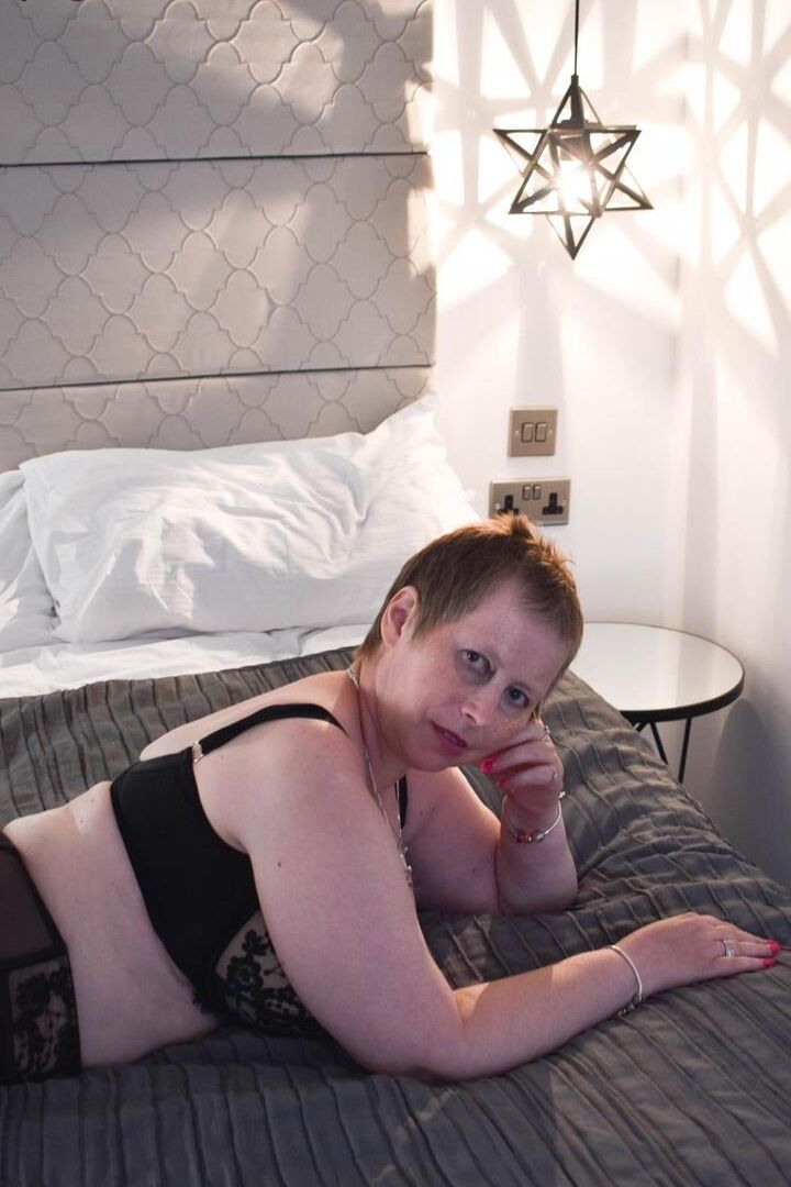 16P A gordinha mais velha Posh Sophia expõe seus peitos grandes e buceta raspada na cama