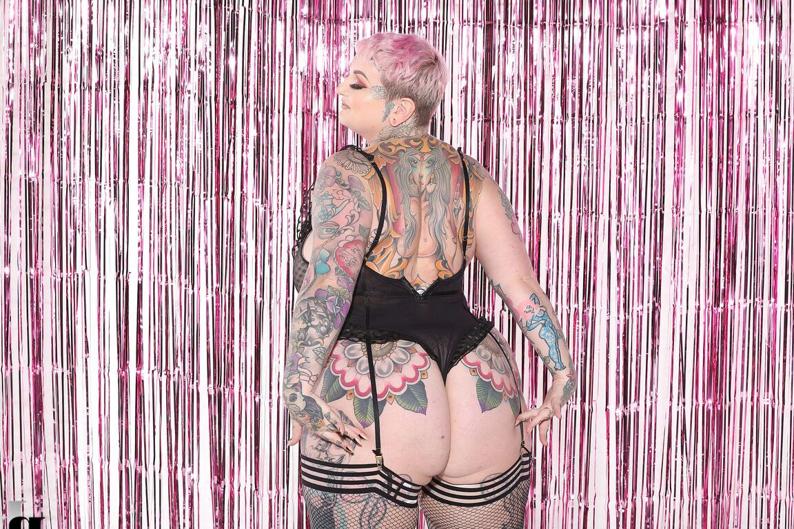 21P Galda Lou gostosa e gorda exibindo seu corpo sexy tatuado em meias