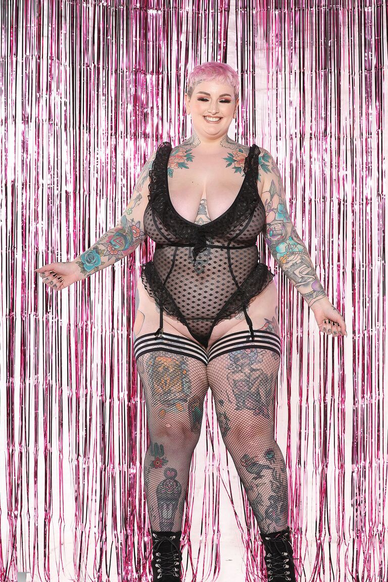 21P Galda Lou gostosa e gorda exibindo seu corpo sexy tatuado em meias