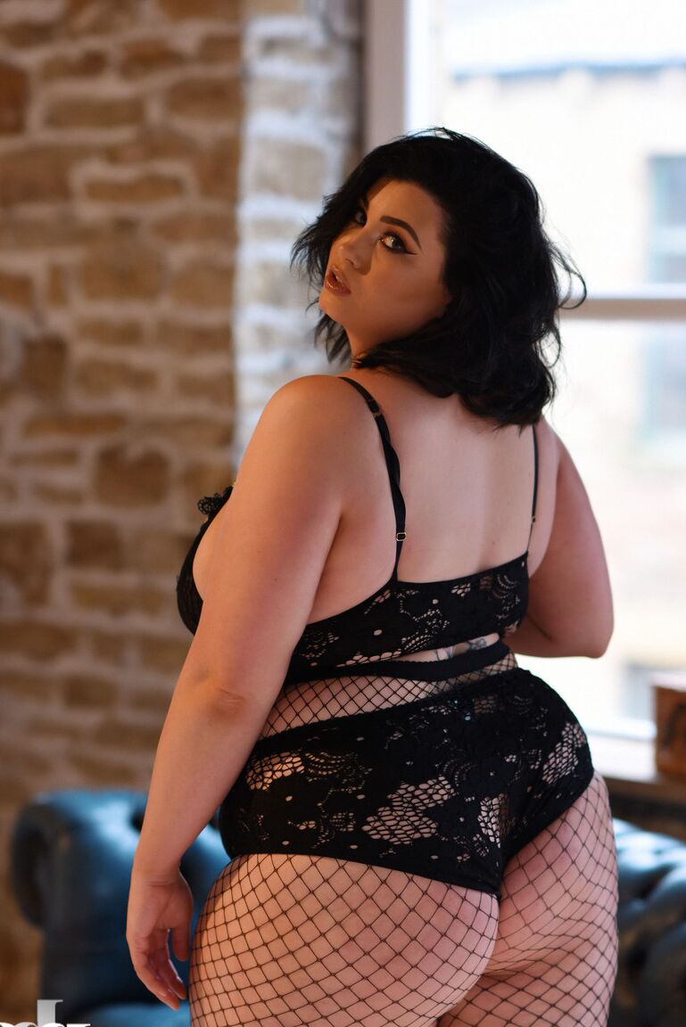 21P A modelo gorda Kiki tira o sutiã, mostra os seios e posa com meia arrastão