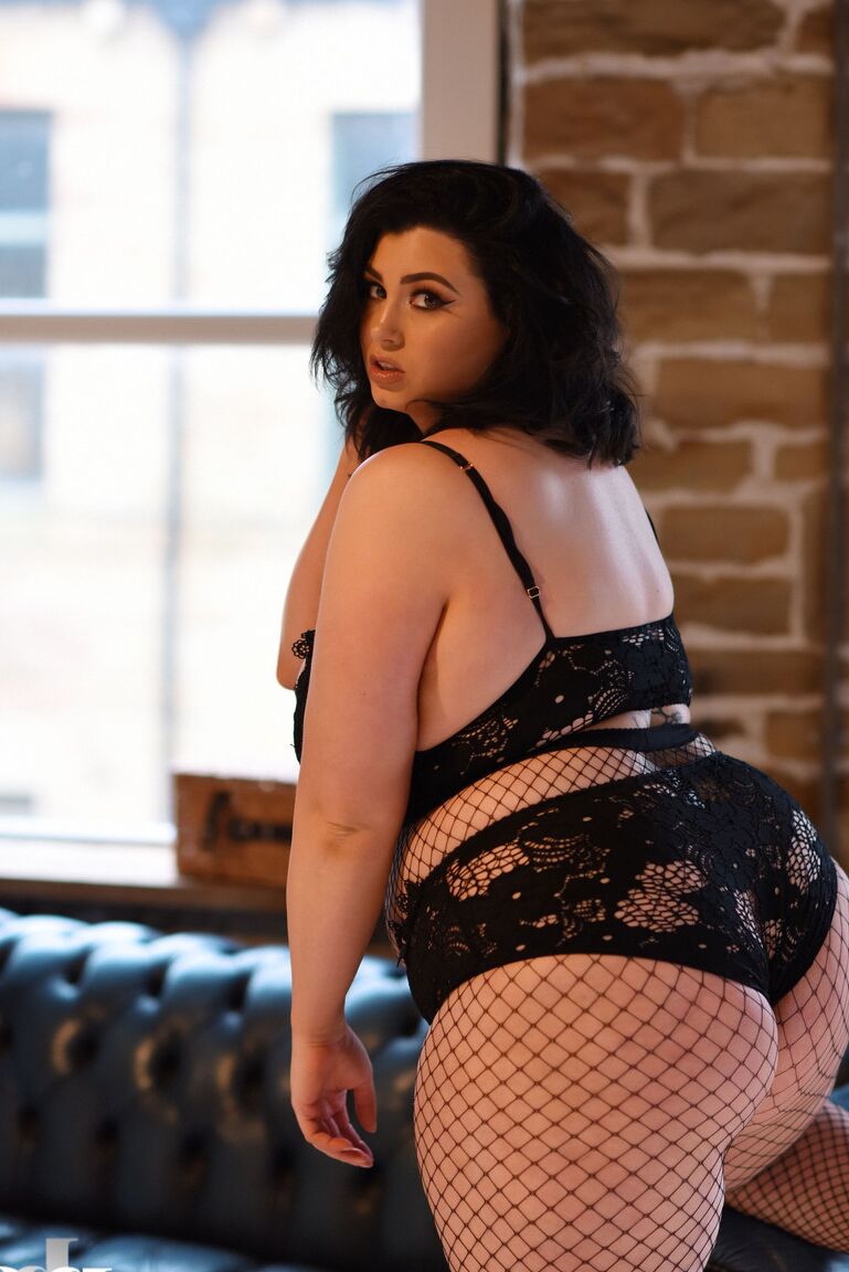 21P A modelo gorda Kiki tira o sutiã, mostra os seios e posa com meia arrastão