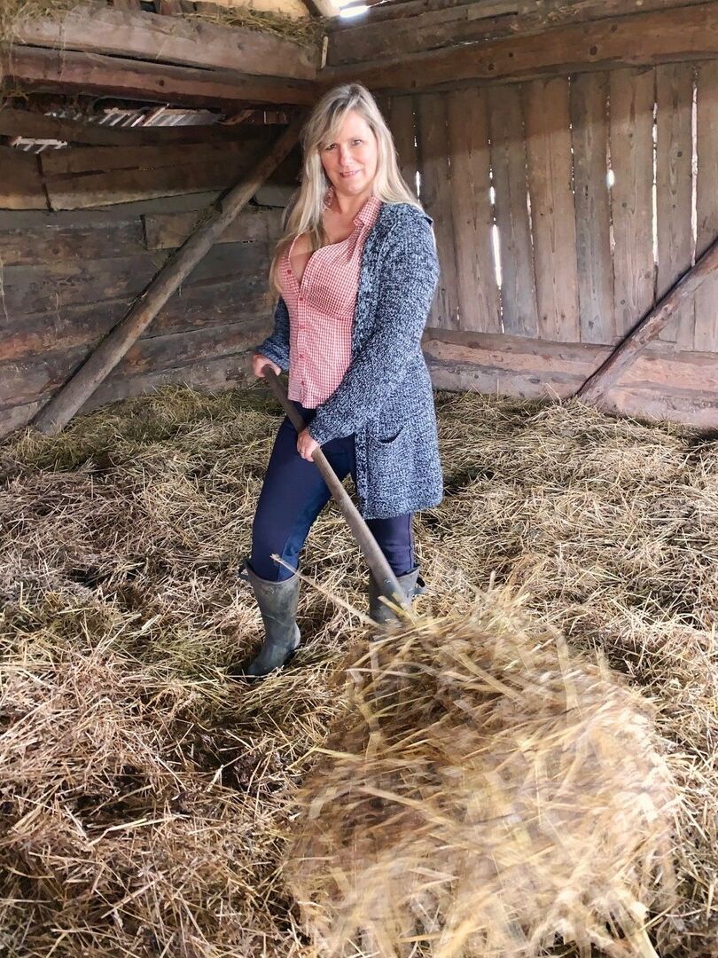 20P Overweight amateur Sweet Susi strips naked while forking hay in a mow