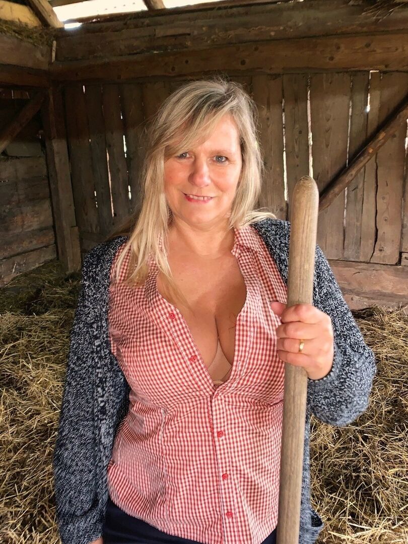 20P Overweight amateur Sweet Susi strips naked while forking hay in a mow