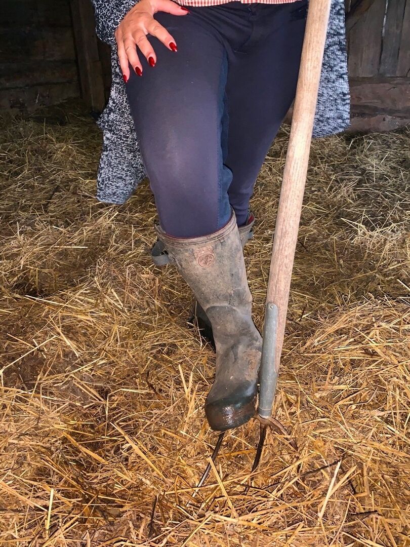 20P Overweight amateur Sweet Susi strips naked while forking hay in a mow