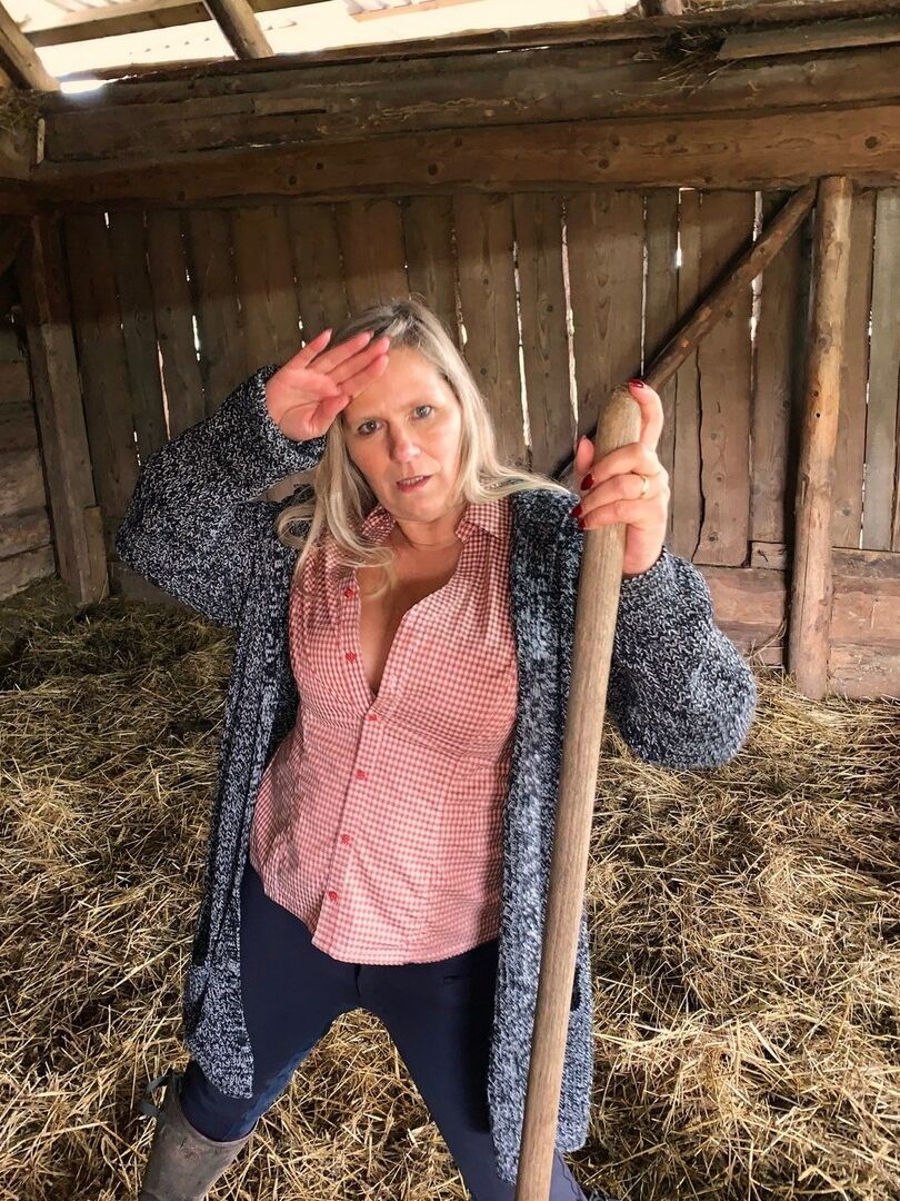 20P Overweight amateur Sweet Susi strips naked while forking hay in a mow