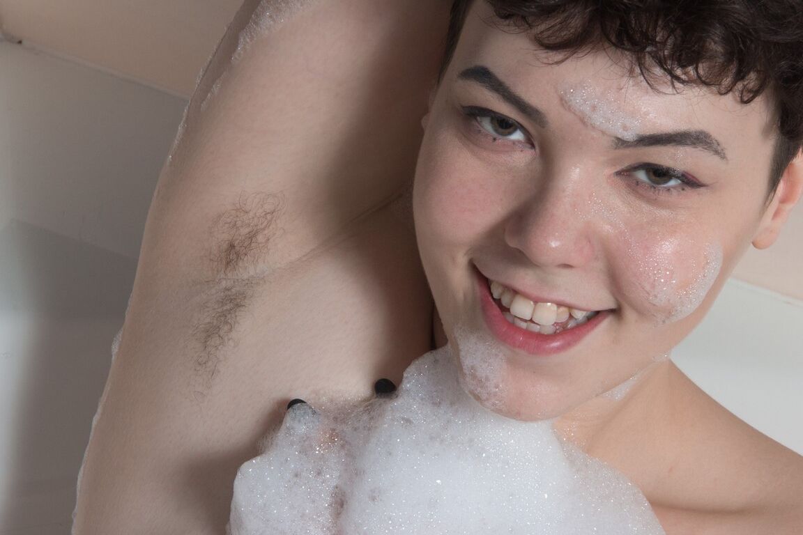 18P Chubby Dmitri Vosche posa nua após lavar seu regalo peludo na banheira