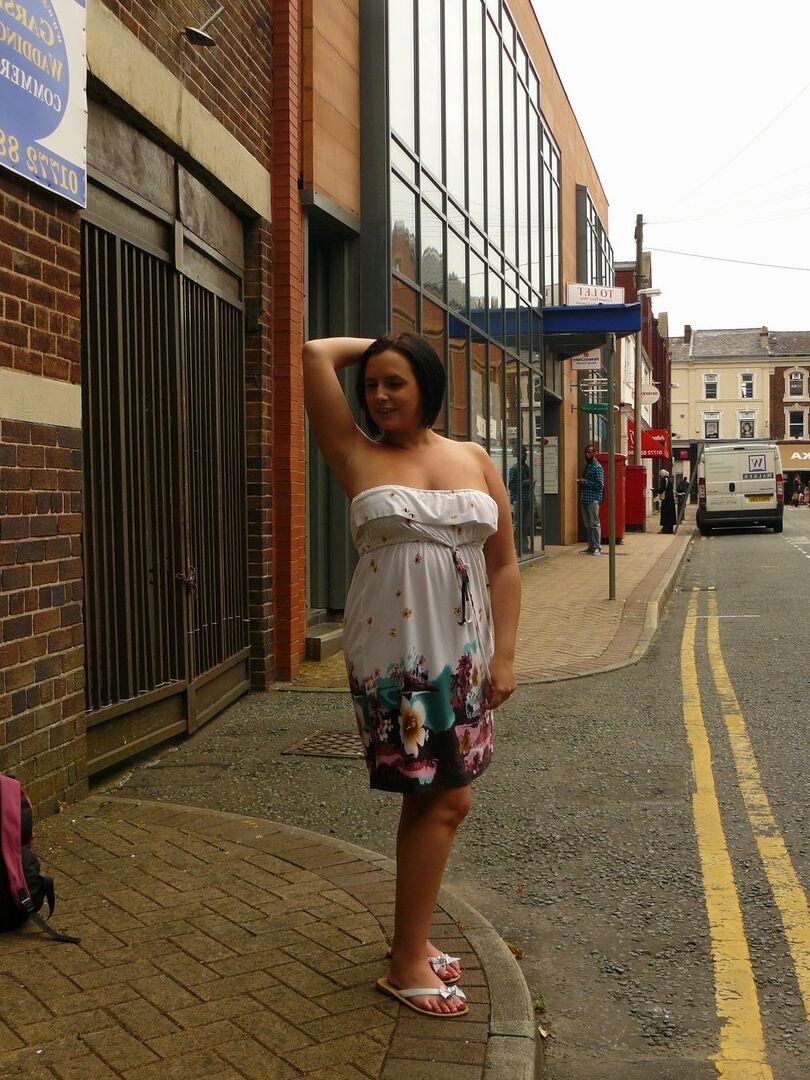 16P Mujer británica con sobrepeso muestra sus tetas y su gran trasero en la calle pública
