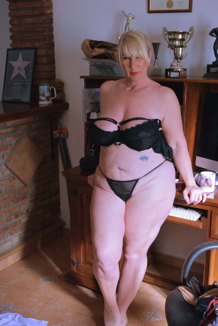 16P Rubia madura con sobrepeso Melody se abre las tetas antes de mostrar su enorme culo