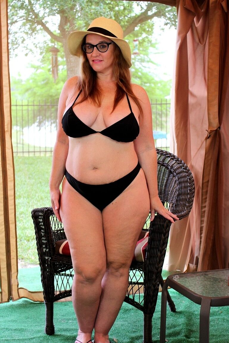 21P Fatty Dee Siren mostra sua bunda monstruosa antes de chupar