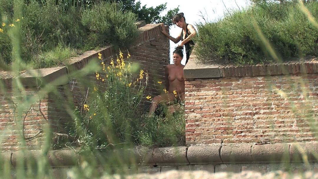 21P Public Disgrace Oliver, Salma de Nora