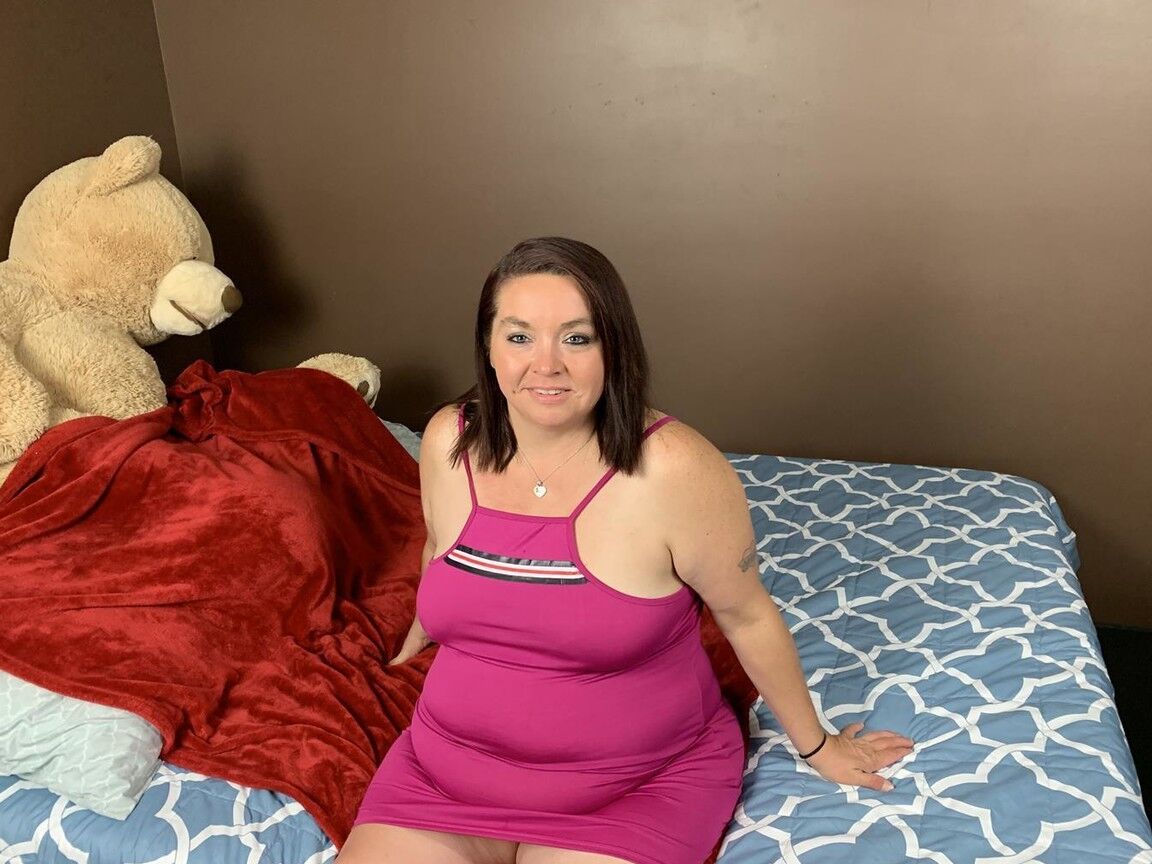 20P Mature BBW Sexy NE BBW écarte la chatte sur un lit après avoir montré son gros cul