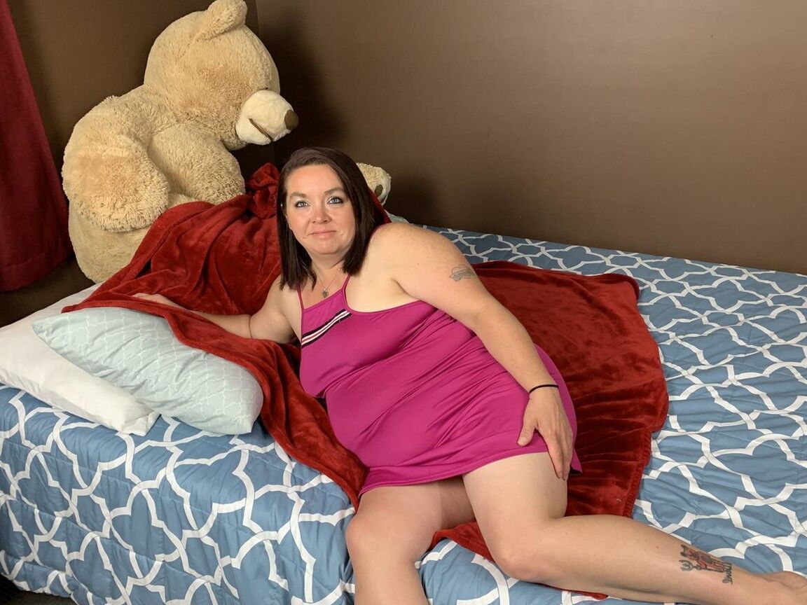 20P Mature BBW Sexy NE BBW écarte la chatte sur un lit après avoir montré son gros cul