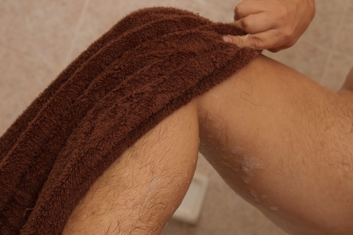 21P Morena amadora Hickory mostra seus atributos naturais e muff e pernas peludas em uma banheira