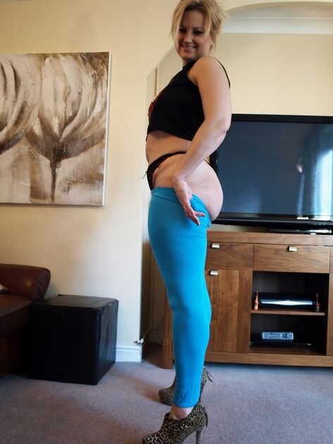 16P Mature BBW Daniella English libère son buisson de son pantalon de yoga et de sa culotte string