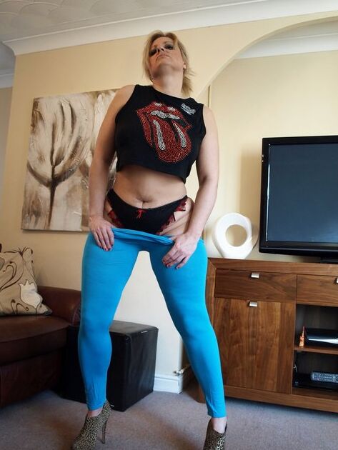 16P Mature BBW Daniella English libère son buisson de son pantalon de yoga et de sa culotte string