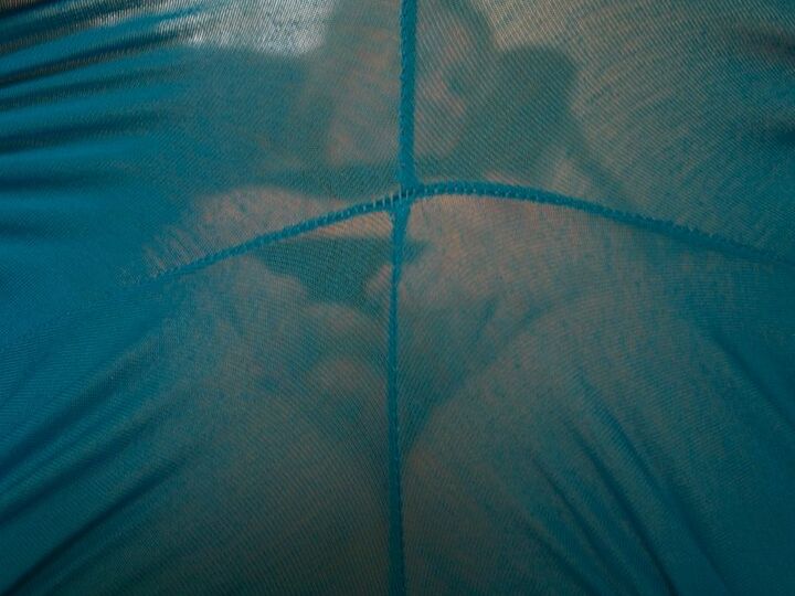 16P Mature BBW Daniella English libère son buisson de son pantalon de yoga et de sa culotte string