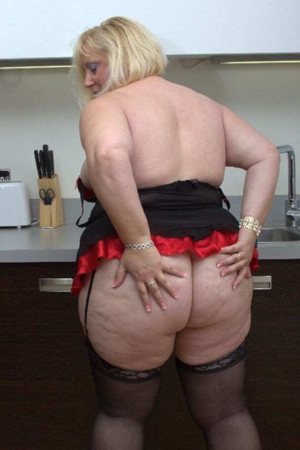 20P A amadora britânica com excesso de peso Lexie Cummings faz um boquete na cozinha