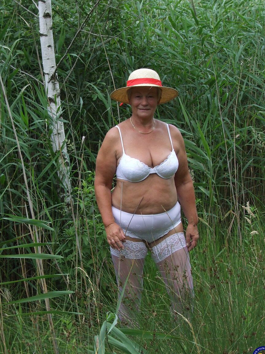 21P A vovó gordinha e selvagem Gisela tira as meias ao ar livre