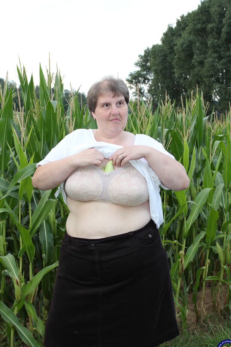 21P A gorda europeia Tina C se despe em um campo de milho