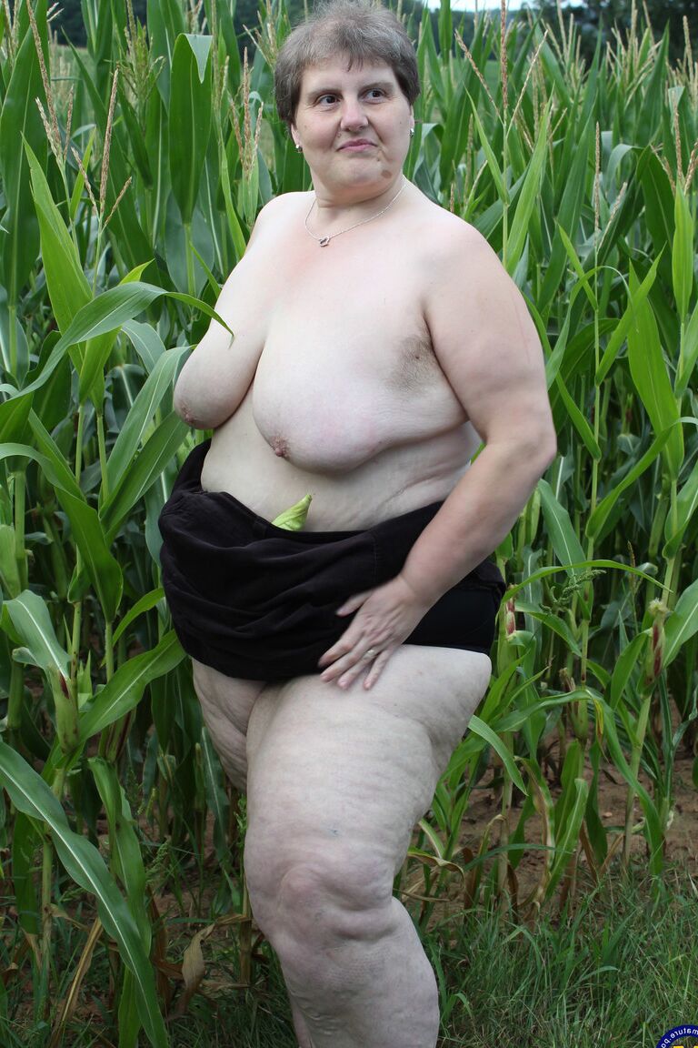 21P A gorda europeia Tina C se despe em um campo de milho