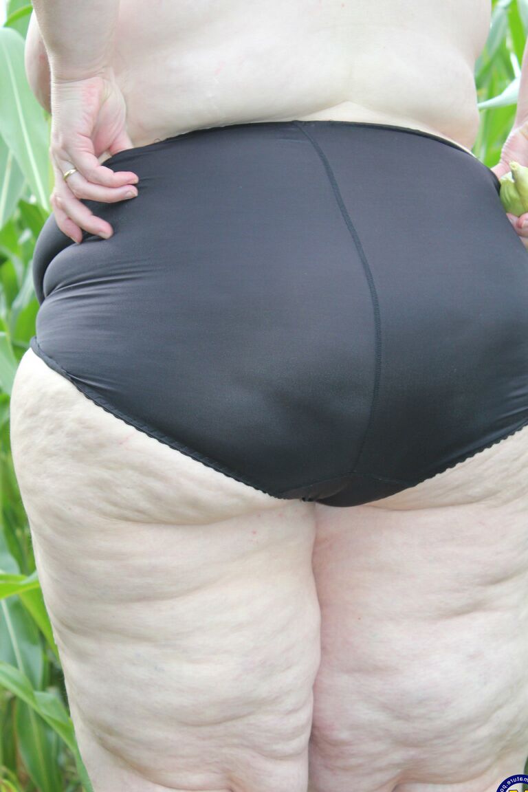 21P A gorda europeia Tina C se despe em um campo de milho