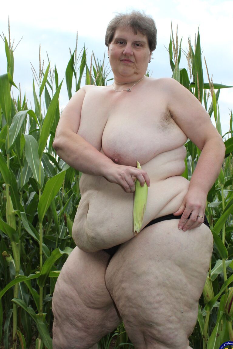 21P A gorda europeia Tina C se despe em um campo de milho