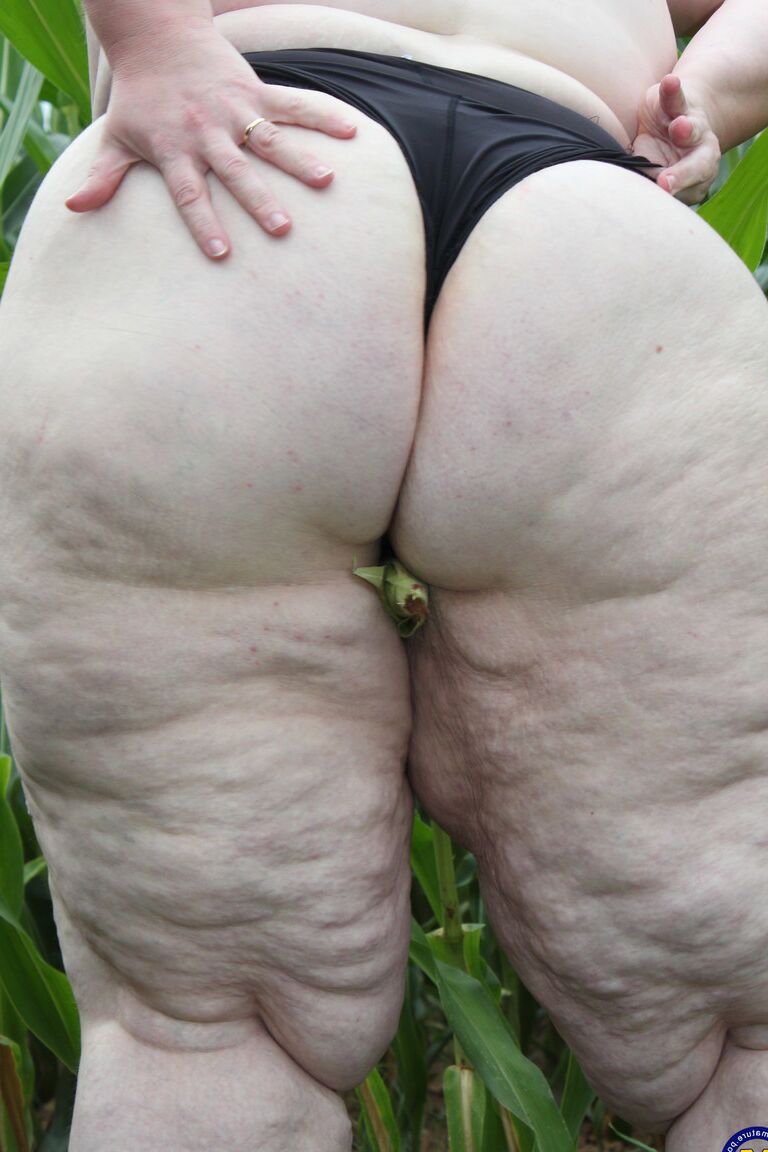 21P A gorda europeia Tina C se despe em um campo de milho