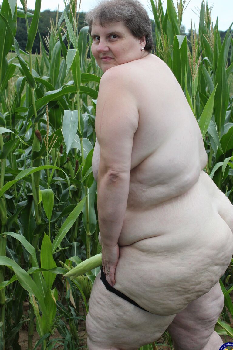 21P A gorda europeia Tina C se despe em um campo de milho