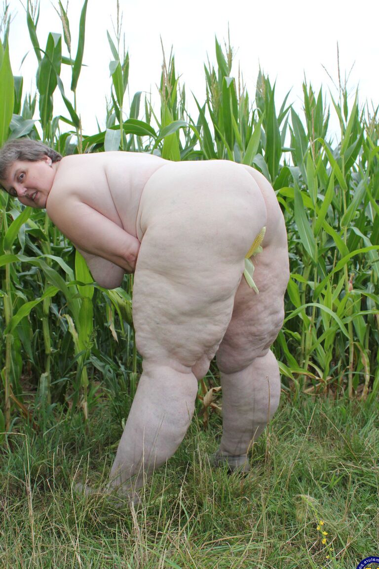 21P A gorda europeia Tina C se despe em um campo de milho